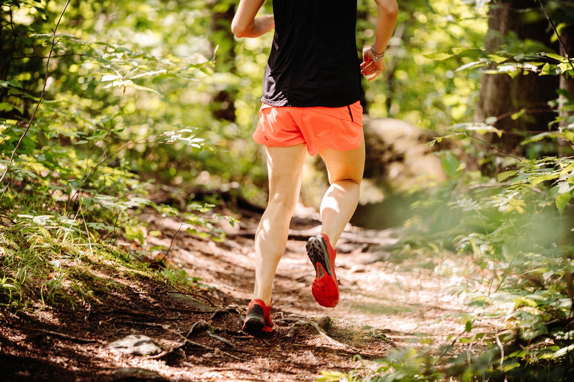 Ein Mann lauft im Wald